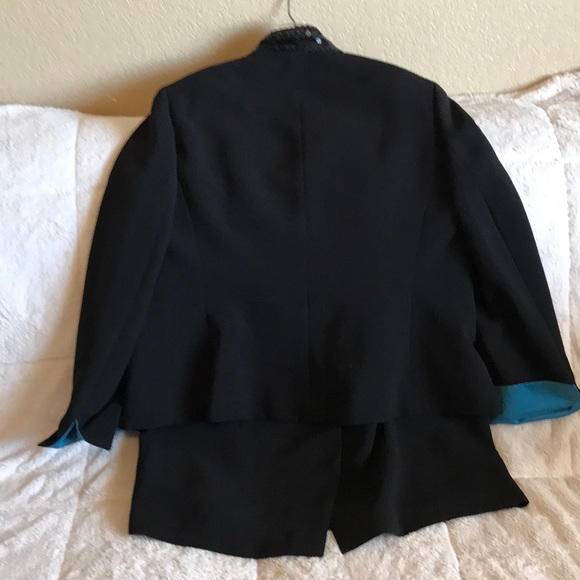 Two piece suit. Skirt, blazer and attached scarf. - Picture 3 of 4